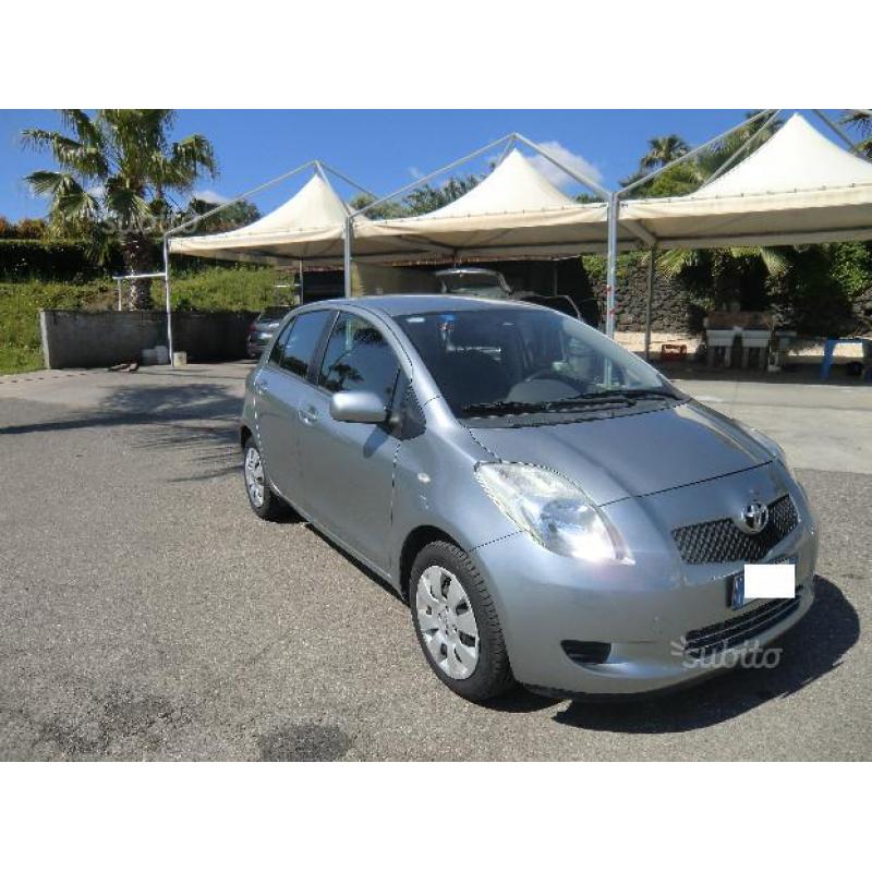 TOYOTA Yaris 1.0 benz - 2008