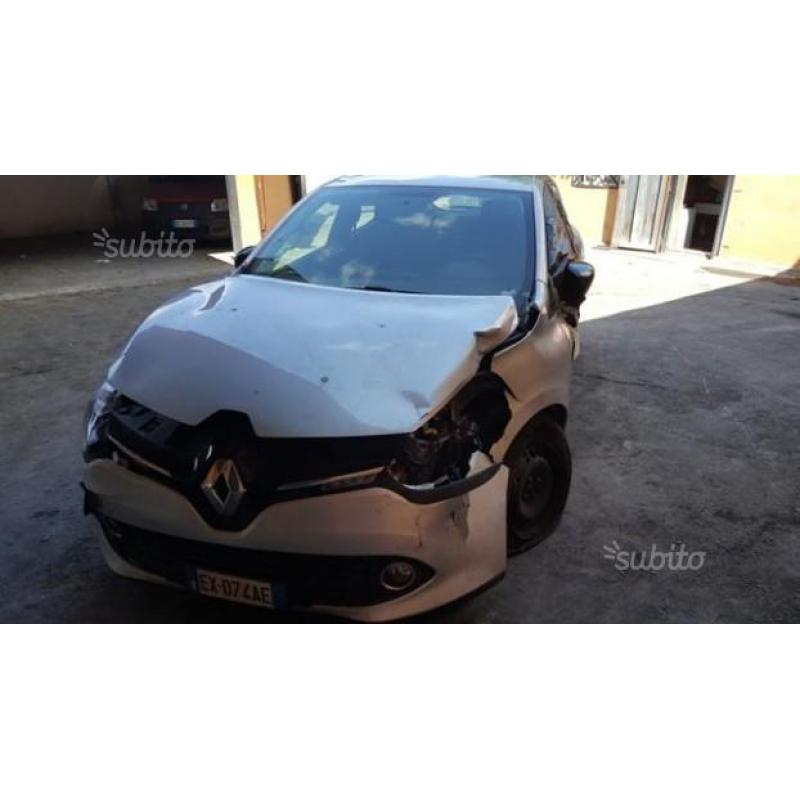 RENAULT Clio - 2015 1.2gpl incidentata