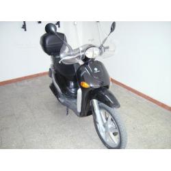 Piaggio Liberty 125 con Parabrezza e Bauletto GIV