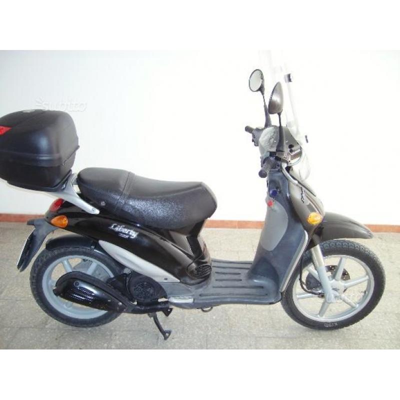 Piaggio Liberty 125 con Parabrezza e Bauletto GIV