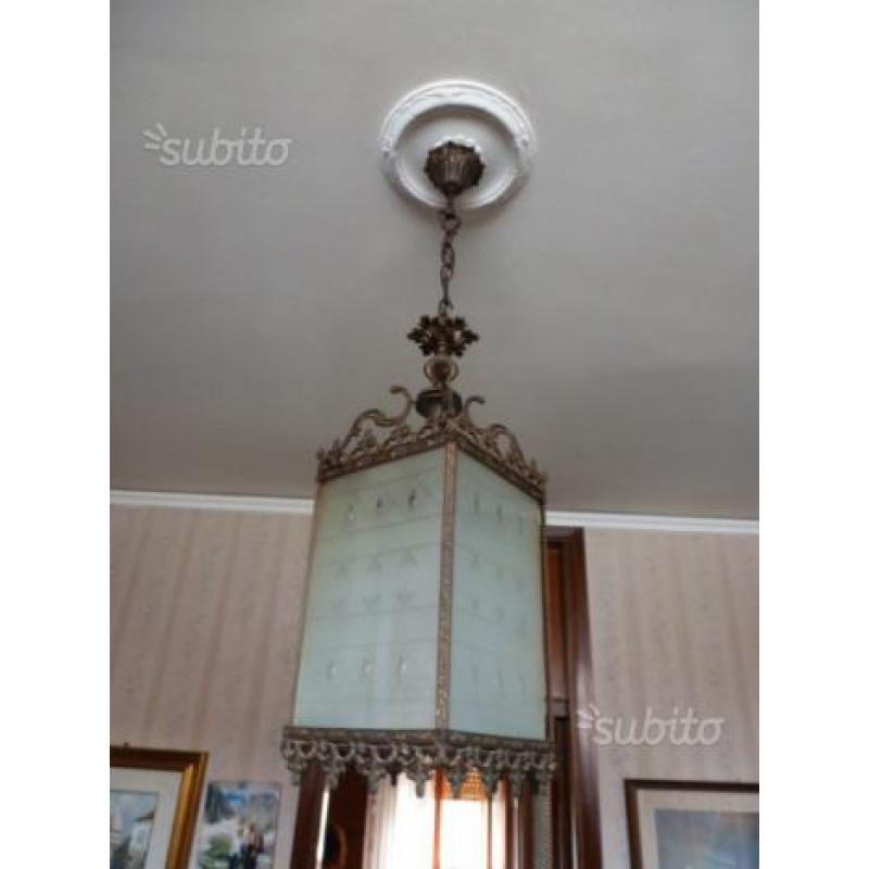 Lampadario in metallo brunito e vetro satinato