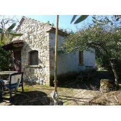 Casina in pietra in piena campagna a 7 km dal mare